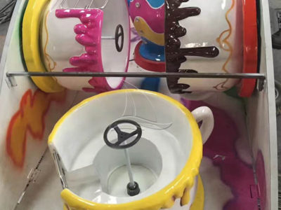 Foldable cup and saucer rides